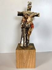 STATUETTA GESSO SAN FRANCESCO DEPONE CRISTO DALLA CROCE con BASE LEGNO 25cm/h