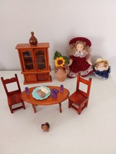 Salottino In Legno Con Due Bamboline In Ceramica In Miniatura Nuovo