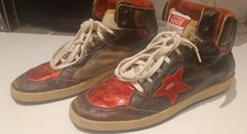Golden Goose Sky Star, Scarpe Unisex, Pelle lucida nera con stella rossa. EU45.