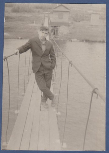 Bellissimo giovane sul - , ponte