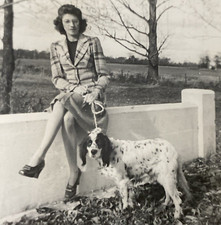 1943 Bella ragazza seduta