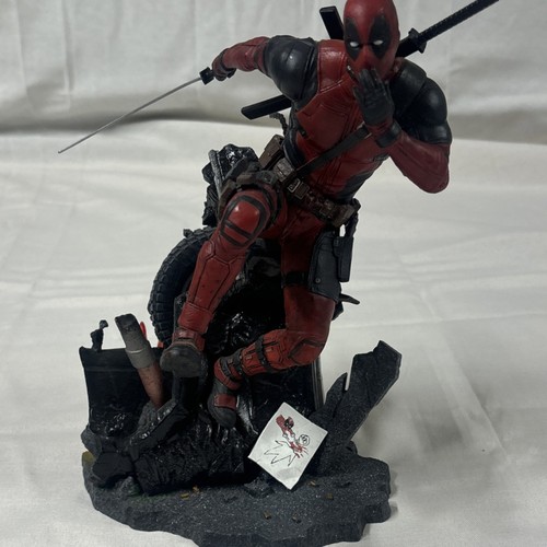 Marvel deadpool collectible - deadpool,