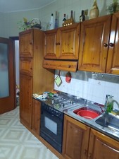 cucina usata con top e tavolo in marmo di granito