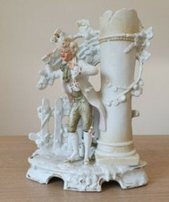 Vaso in porcellana bisquit policromo del XIX secolo con uomo in abiti d'epoca