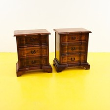 coppia di comodini in legno in