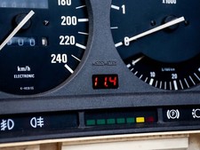 BMW e30 quadro strumenti luce di controllo voltmetro display tensione aggiunt...