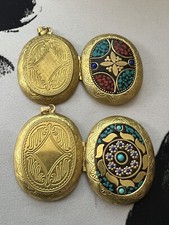 Lotto di due medaglioni ovali