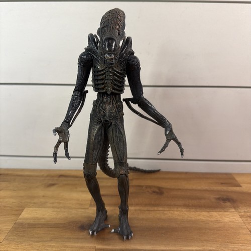 Brown warrior xenomorph neca - brown,