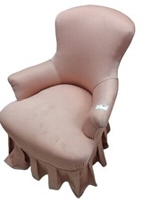 Poltroncina imbottita con rivestimento in tessuto rosa