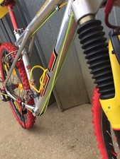 Alloggiamento cavo giallo