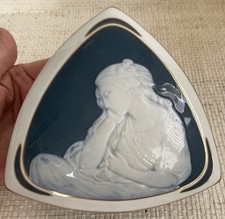 Antica bomboniera/scatola gioiello in porcellana bianca e blu firmata Limoges con dama