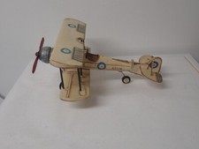 Bellissimo aereo in latta di