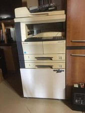 Arredamento UFFICIO. Set ufficio completo  in legno di colore marrone .