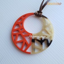 Collana con ciondolo in corno