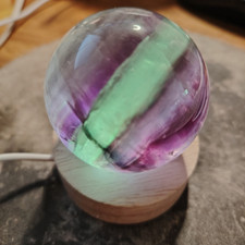 Sfera di fluorite con supporto con luce led bianca