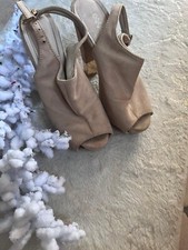 Scarpe beige con tacco tipo camosciato da donna.