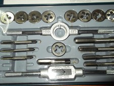 KIT MASCHI E FILIERE PER FILETTATURA 20 PZ VALIGETTA DI PLASTICA NUOVO