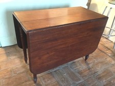 TAVOLO CON ALETTE IN NOCE