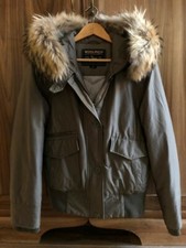 Woolrich giubbotto unisex. Verde. Ottime condizioni. Veste M/L. Pelliccia.