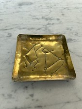 VECCHIO PIATTINO IN OTTONE CON FIGURE RUPRESTI ARTE ANTICA ARCAICA ANNI 50