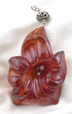 CIONDOLO INTAGLIATO a forma di FIORE DI GRANDI DIMENSIONI in ambra naturale del Baltico CON ARGENTO