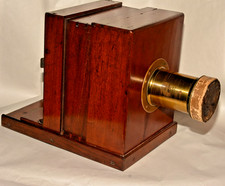 ANTICA SCATOLA SCORREVOLE PIASTRA BAGNATA TELECAMERA PORTA POSTERIORE INCERNIERATA GR. VETRO. OBIETTIVO CHEVALIER