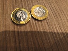 Due monete da una sterlina-one