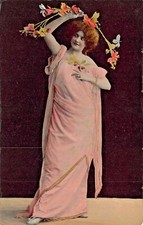 Donna con Fiori Indossando