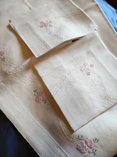 Lenzuolo Puro Lino Ricamato A Mano Fiori Rosa e due federe uguali 