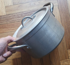Pentola con coperchio - con, in