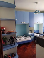 cameretta a ponte usata due letti,  con scrivania.