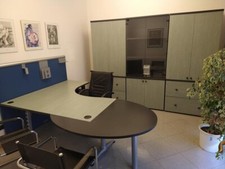 MOBILI DA UFFICIO Vendo scrivania con penisola e armadi con 4 classificatori. 