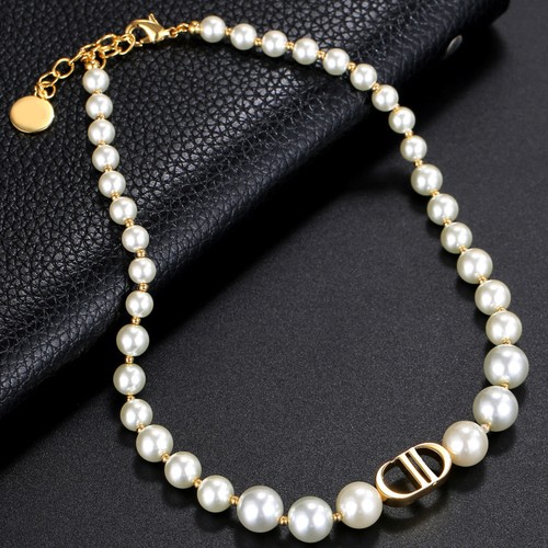 Collana girocollo con ciondolo