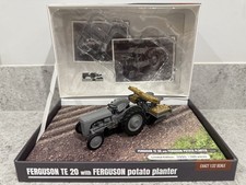 Universal Hobbies - Ferguson TE20 con fioriera per patate - 1:32 - UH7127 - nuovo/come nuovo