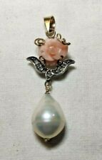 Pendente d'epoca in oro e partiture in argento con corallo e perla scaramazza