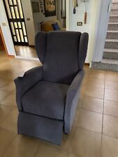 poltrona colore marrone con telecomando 