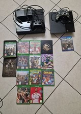 Due console, xbox one e ps4 con controller e giochi in foto