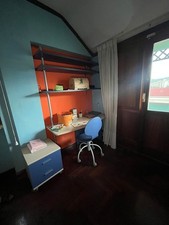 Cameretta completa con letto, armadio, scrivania e libreria