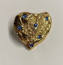 Broche Pin's Yves Saint Laurent, YSL. En forme de coeur