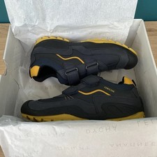 Scarpe da ginnastica nuove con