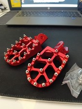 Pedane poggiapiedi rosse CNC