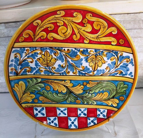 Piatto in ceramica di - d.cm,