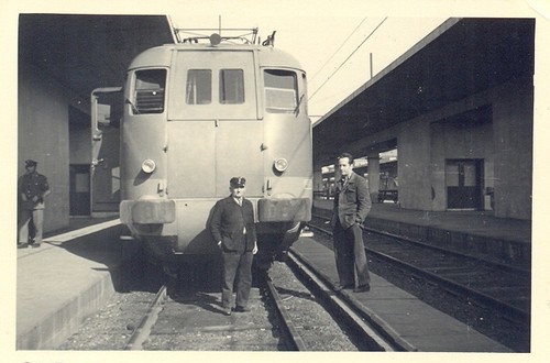 Treno elettrico stazione - elettrico, in