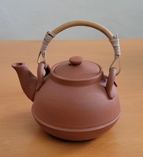 Teiera in cotto e bambù; dotata di filtro