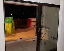 Infisso scorrevole con vetri a protezione termica effetto legno