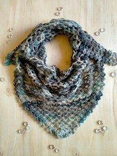 Sciarpa baktus realizzata interamente a mano all'uncinetto, filato Made in Italy