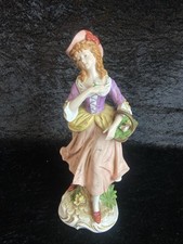 Statuina statuina in porcellana? Statuina in ceramica? Italia dipinta a mano? Giovane donna con cesto e rosa