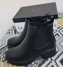 Stivaletti Moda In Pelle Fereli Porvair con zeppa nera e tacchetti. Taglia 4. Nuovo con scatola