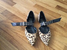 scarpa bassa con cinturino maculata e pelle nera