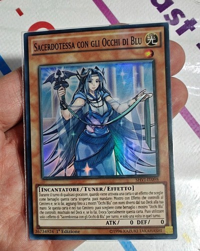 Sacerdotessa con gli - con,
